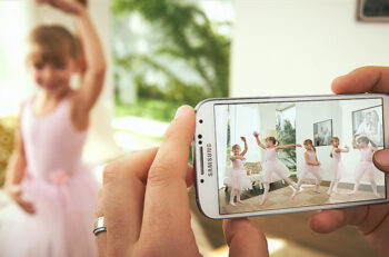 Samsung Galaxy S4 taking a picture