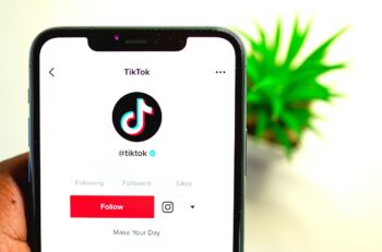 Tiktok App Smartphone Screen  - SAM-RIZ44 / Pixabay
