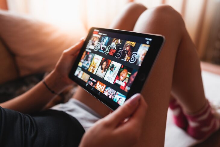 Tablet Girl Netflix Watching - yousafbhutta / Pixabay