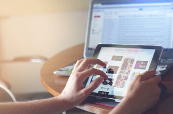 hands ipad tablet technology 820272